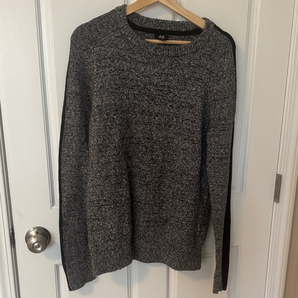 H&M Women's Black and Gray Crewneck Sweater